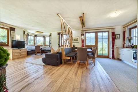 Kitchen or kitchenette, Living room, Seating area, Dining area