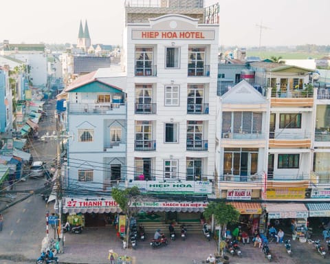 Property building, Nearby landmark, Neighbourhood, City view, Street view