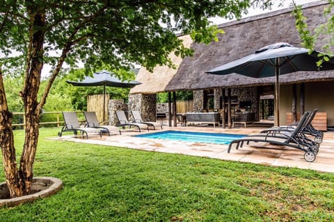 Patio, Swimming pool, Swimming pool