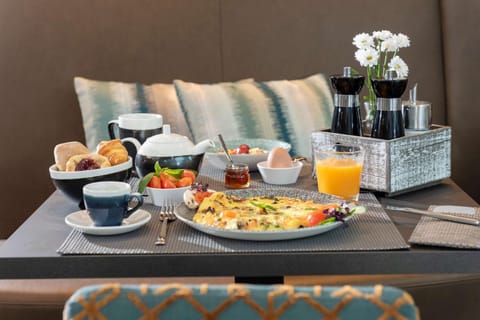 Restaurant/places to eat, Dining area, On site