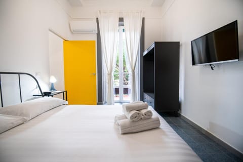 Bed, TV and multimedia, Photo of the whole room, Bedroom