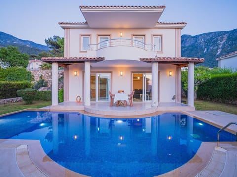 Property building, Mountain view, Pool view, Swimming pool, sunbed
