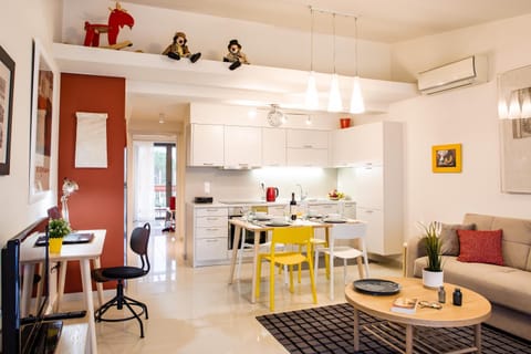 Kitchen or kitchenette, Living room, Seating area, Dining area