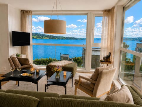 Living room, Lake view