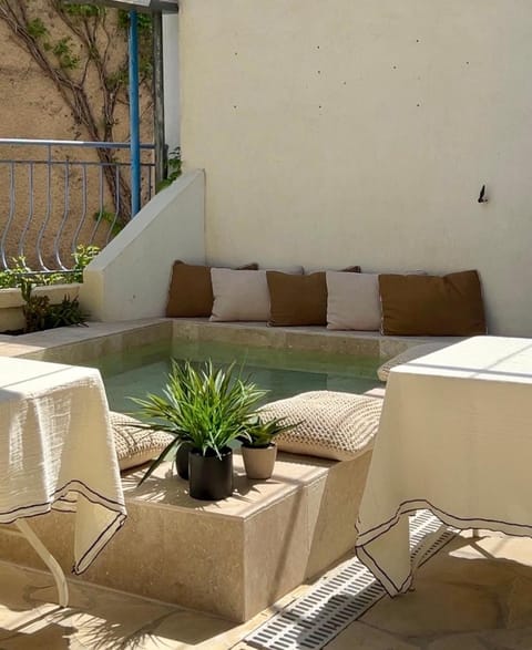 Patio, Day, Living room, Swimming pool