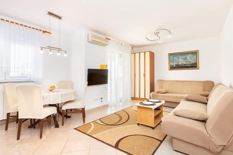 TV and multimedia, Living room, Seating area, Dining area, air conditioner