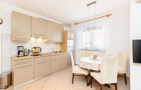 Coffee/tea facilities, Kitchen or kitchenette, Dining area, stove