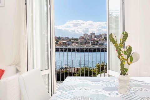Day, Living room, Seating area, Dining area, City view, Sea view
