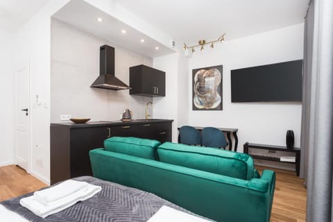 TV and multimedia, Seating area, Dining area