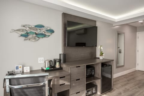 Coffee/tea facilities, Kitchen or kitchenette, hair dresser