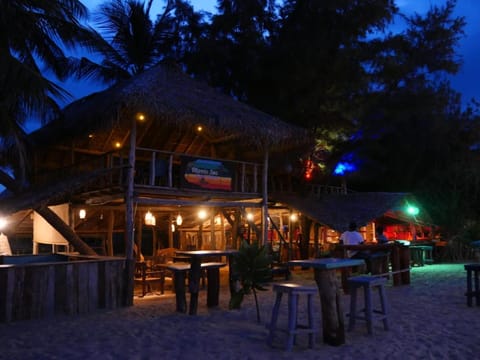Restaurant/places to eat, Night, Lounge or bar