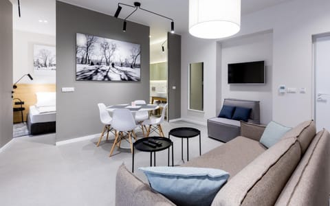 TV and multimedia, Living room, Seating area, Dining area
