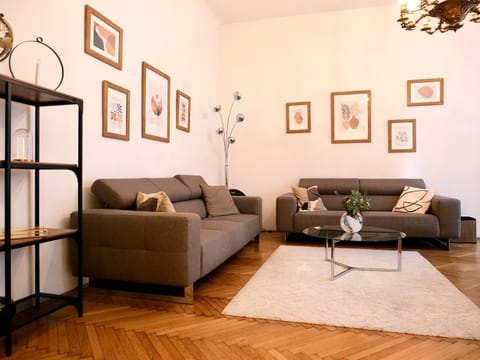 Living room, Seating area