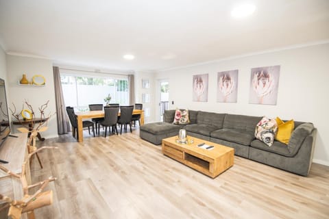 Living room, Lounge or bar, Seating area, Dining area