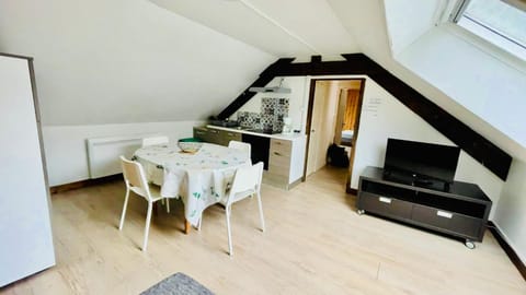 TV and multimedia, Kitchen or kitchenette, Living room, Dining area