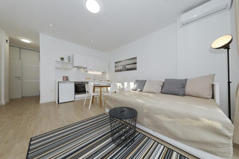 Kitchen or kitchenette, Living room, Seating area, Dining area, Communal kitchen