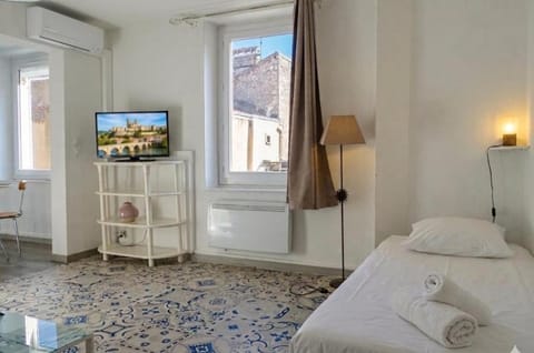 Bed, TV and multimedia, Living room, towels, air conditioner