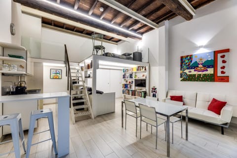 Kitchen or kitchenette, Living room, Seating area, Dining area