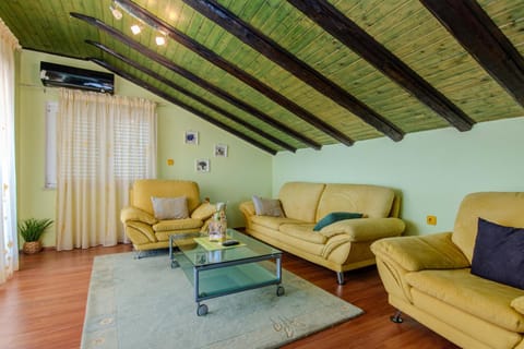 Communal lounge/ TV room, Living room