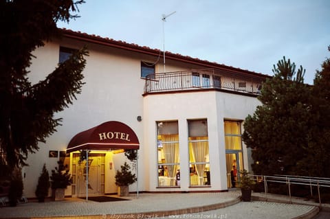 Property building, Restaurant/places to eat, Facade/entrance, Day