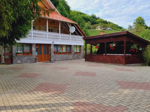BBQ facilities, Inner courtyard view, Parking
