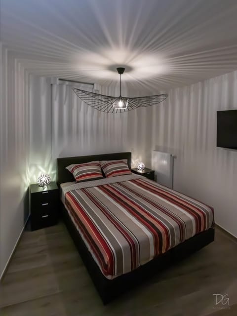 Bed, TV and multimedia, Photo of the whole room, Decorative detail, Bedroom