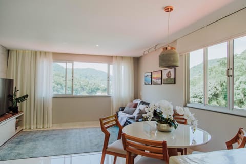 Communal lounge/ TV room, TV and multimedia, Living room, Seating area, Dining area, Evening entertainment, Mountain view