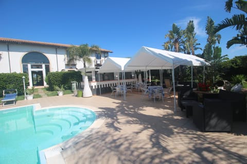 Swimming pool, sunbed