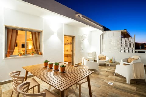 Shower, Patio, Balcony/Terrace, Seating area, Dining area
