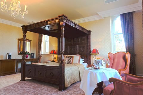 Bed, Photo of the whole room, Decorative detail