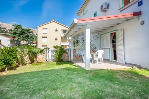 Property building, Patio, Facade/entrance, Garden