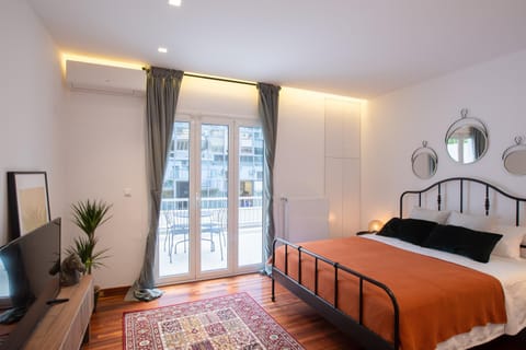 Bed, TV and multimedia, Coffee/tea facilities, Balcony/Terrace, Photo of the whole room, Decorative detail, Bedroom