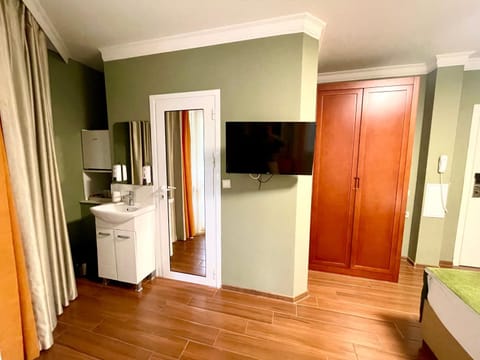 TV and multimedia, Photo of the whole room, Bedroom, minibar, wardrobe