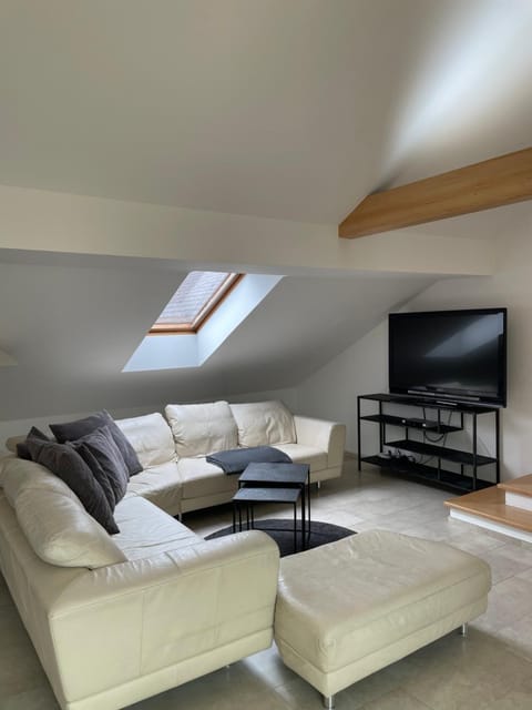 Communal lounge/ TV room, TV and multimedia, Living room, Seating area, Evening entertainment