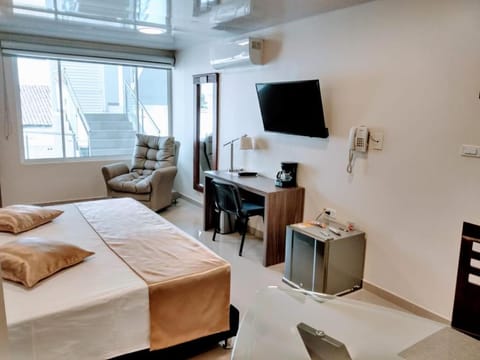 TV and multimedia, Coffee/tea facilities, Photo of the whole room, Seating area, Dining area, Bedroom