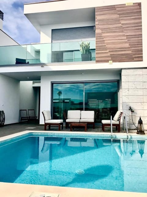 Patio, Swimming pool, sunbed