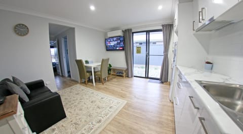 Communal lounge/ TV room, Facade/entrance, TV and multimedia, Kitchen or kitchenette, Living room, Dining area