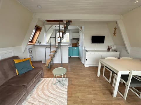 Photo of the whole room, Seating area, Dining area