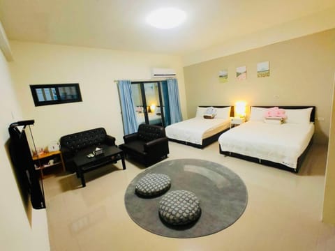 Bed, TV and multimedia, Living room, Photo of the whole room, Seating area, Bedroom