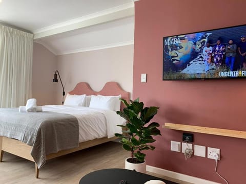 Bed, TV and multimedia, Decorative detail