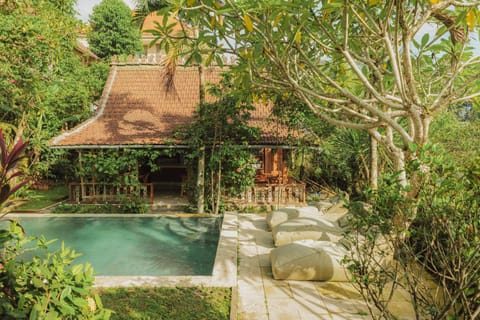 Property building, Garden, Swimming pool