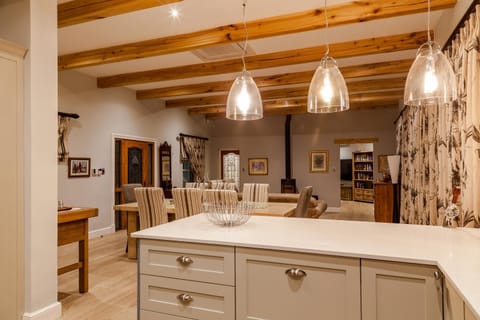 Kitchen or kitchenette, Living room, Lounge or bar, Seating area, Dining area, Family, flat iron, kitchen