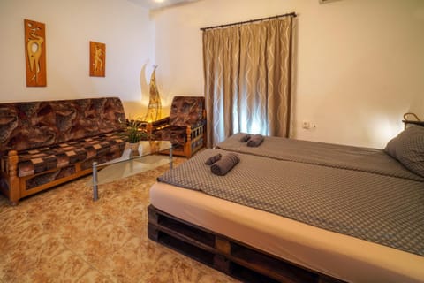 Bed, TV and multimedia, Living room, Seating area, Bedroom, Family