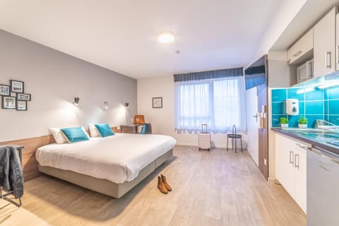 Bed, Kitchen or kitchenette, Photo of the whole room, Bedroom