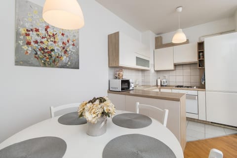 Coffee/tea facilities, dishwasher, microwave, oven, stove