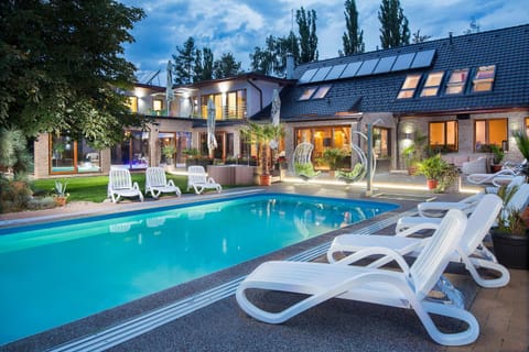 Property building, Day, Garden, View (from property/room), Garden view, Pool view, Swimming pool, Swimming pool, sunbed