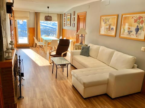 Communal lounge/ TV room, TV and multimedia, Balcony/Terrace, Balcony/Terrace, Living room, Photo of the whole room, Mountain view