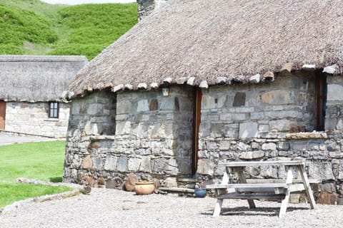 Property building, Facade/entrance, Day, Natural landscape, Landmark view