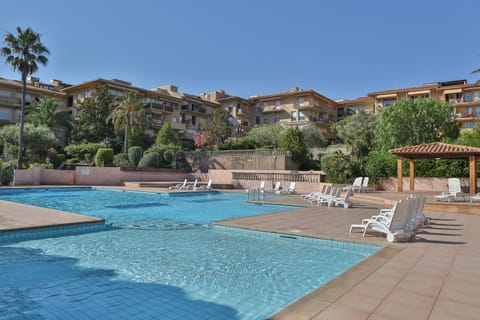 Property building, Spring, Day, Natural landscape, Summer, On site, Mountain view, Pool view, Swimming pool, Swimming pool, sunbed