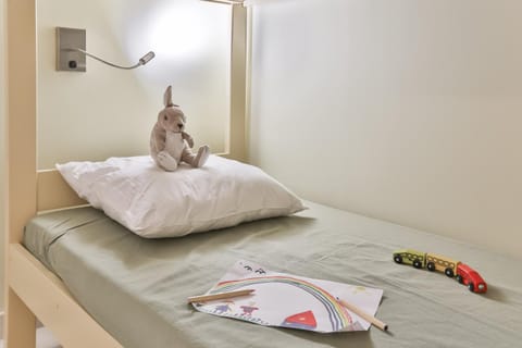 Bed, Photo of the whole room, Bedroom, bunk bed, towels